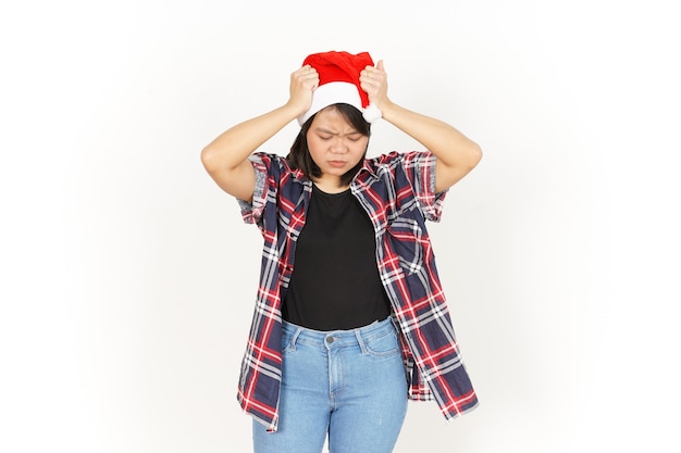 Maux de tête de Beautiful Asian Woman Wearing Red Plaid Shirt et Santa Hat isolé sur fond blanc