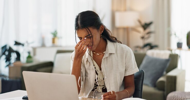 Photo maux de tête des femmes et travail à domicile stress sur l'ordinateur portable pour le marketing erreur de rédaction échouer ou rapport en ligne jeune pigiste avec la douleur fatigue ou risque pour la santé pour les médias sociaux date limite sur l'ordinateur