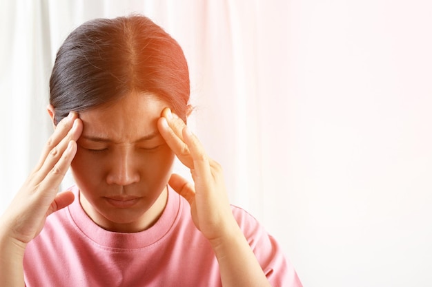 Les maux de tête peuvent avoir une cause sous-jacente, comme un sommeil insuffisant, des lunettes incorrectes, le stress, l'audition de bruits forts.