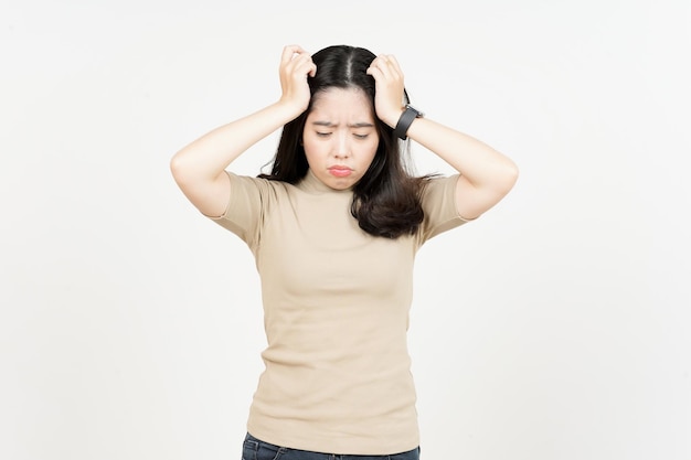 Maux de tête souffrant de belle femme asiatique isolé sur fond blanc