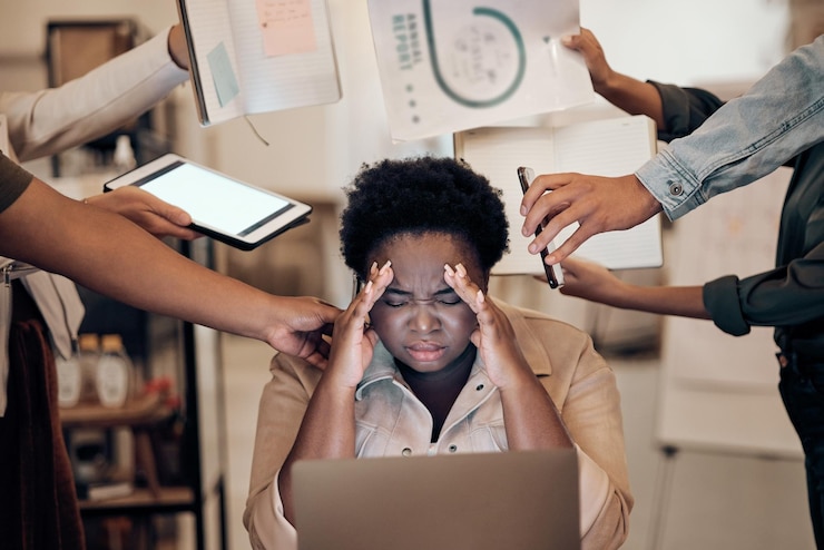 Photo maux de tête de stress et gestionnaire multitâche avec épuisement anxieux et problème de concentration travaillant au bureau appel téléphonique pour ordinateur portable et documentant le chaos de l'administration du secrétaire d'entreprise et des mains des gens