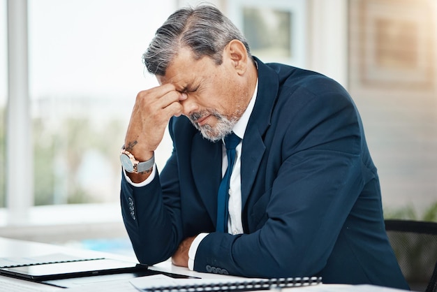 Maux de tête stress et homme d'affaires au bureau pour rapport financier erreur ou problème et crise de carrière avec des documents douleur frustrée ou fatigue du PDG exécutif ou de la personne pour la comptabilité ou les impôts