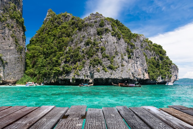 Maya Bay dans l'île de Phiphi leh dans le paysage de la mer d'Andaman.