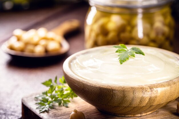 Mayonnaise végétalienne à base de pois chiches cuits utilisant de l'aquafaba comme ingrédient des aliments sans œufs et sans gluten