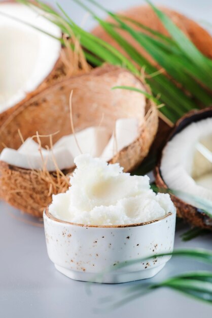 MCT Beurre de noix de coco ou huile de noix de coco Beauté des aliments sains biologiques et concept SPA Fond gris Espace de copie