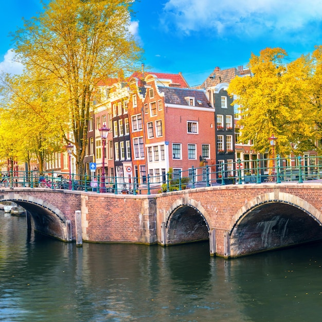 Âme d'Amsterdam Belle chute d'or d'automne feuilles vieilles maisons en pente ponts canaux