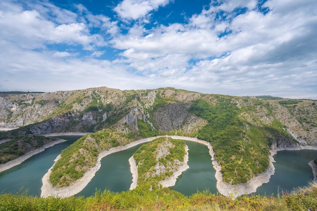 Méandres à rocky river uvac gorge le jour ensoleillé sud-ouest de la serbie