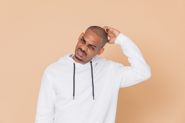 Mec africain pensif avec un sweat-shirt blanc