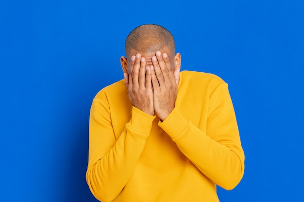 Mec africain avec un sweat jaune