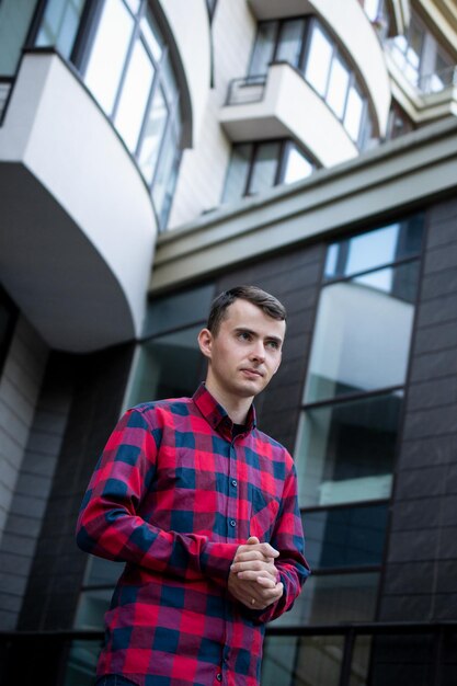 mec en chemise à carreaux rouge