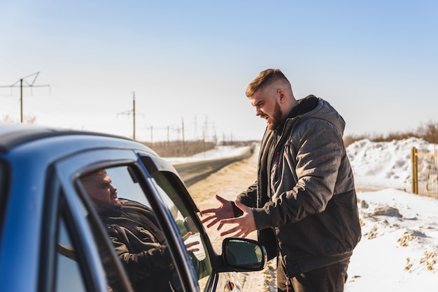 Mec En Colère Près De La Voiture Cassée En Russie