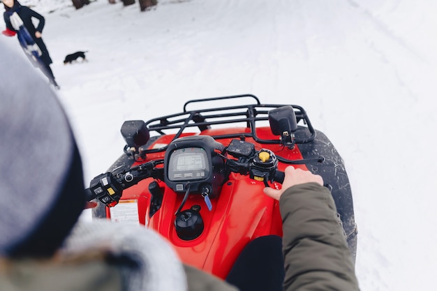 Le mec conduit une moto par temps neigeux