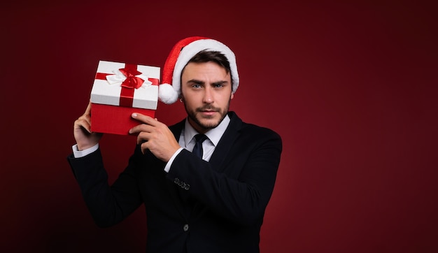 mec en costume d & # 39; affaires et bonnet de Noel