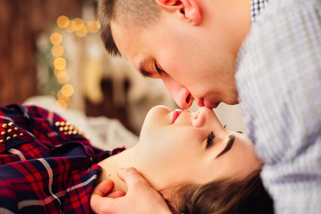 Le mec embrasse doucement le nez de sa copine préférée