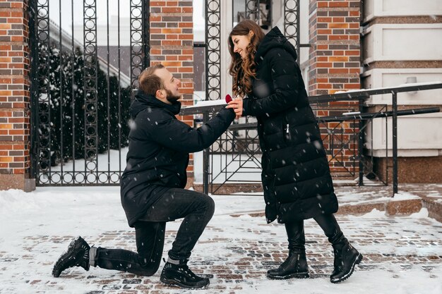 Le mec fait une demande en mariage à sa petite amie