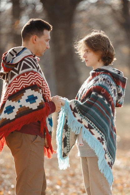 Un mec et une fille en poncho amoureux39 marchent un couple marié