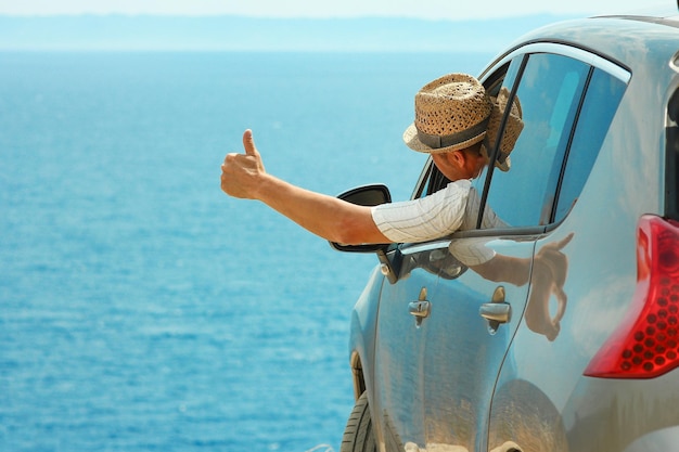 Un mec heureux en fond de mer automatique