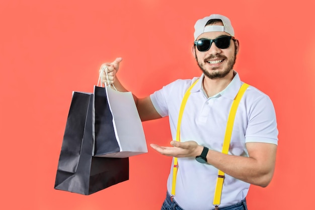 Mec hipster avec des sacs à provisions Vue de face