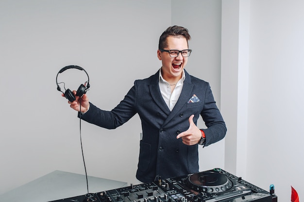 Mec hipster souriant avec un casque chez Dj équipement