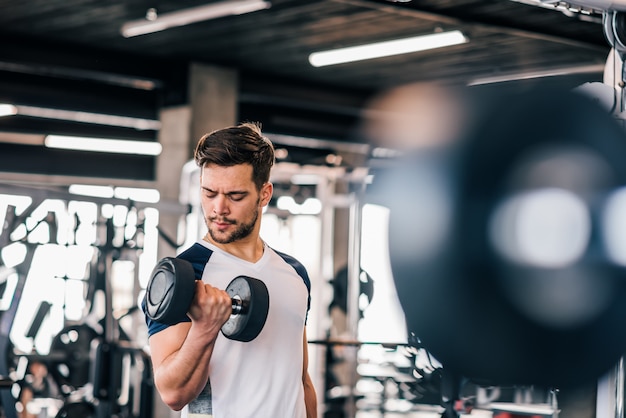 Mec musclé, faire des exercices avec haltère.