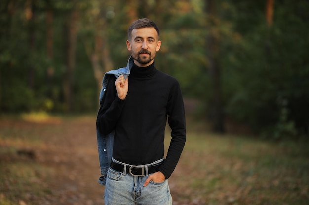 Le mec rit Un mec heureux Un homme dans la nature Un mec en promenade à l'automne