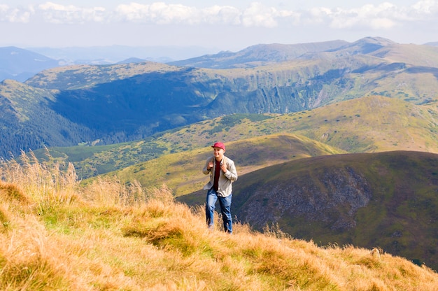 Mec avec un sac à dos voyage dans les montagnes