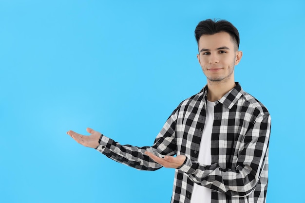 Mec séduisant en chemise sur fond bleu