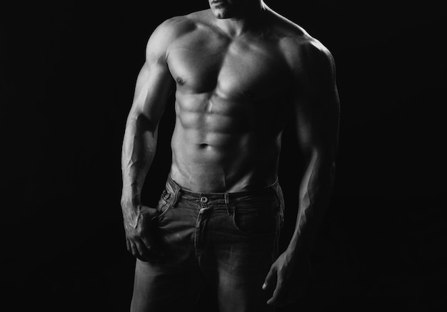 Photo mec sexy homme sur noir beau fitness jeune bodybuilder avec torse nu abs nu mec sexuel muscul