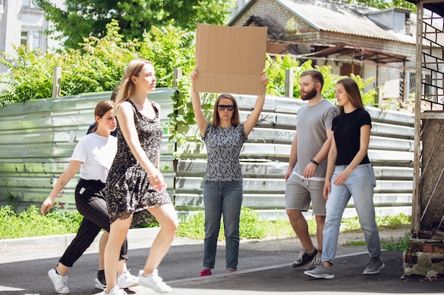 Mec avec signe - la femme se tient debout pour protester contre les choses qui l'ennuient. Démonstration en solo de son droit de parler librement dans la rue avec une pancarte. Copyspace pour le texte. Opinion entendue par le public. Vie sociale, humour, meme