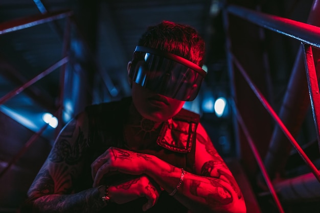 Mec tatoué de style cyberpunk dans une ville fantaisie de lunettes cyberpunk