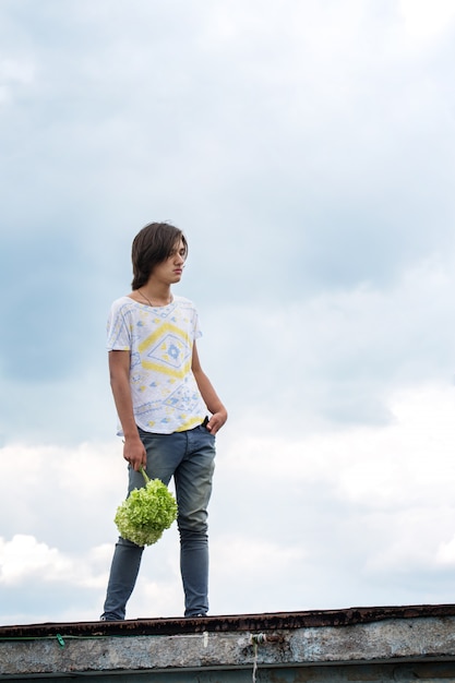 Mec triste avec un bouquet