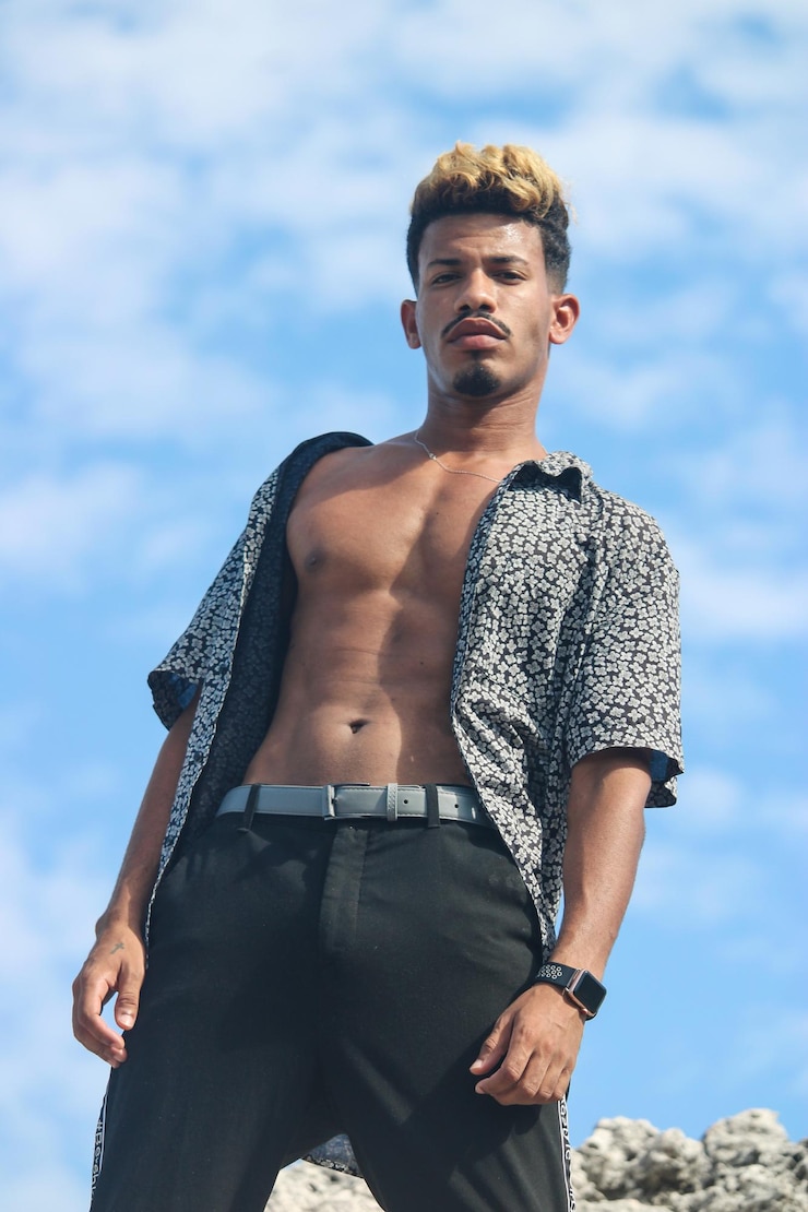 Photo mec en vacances debout sur la plage