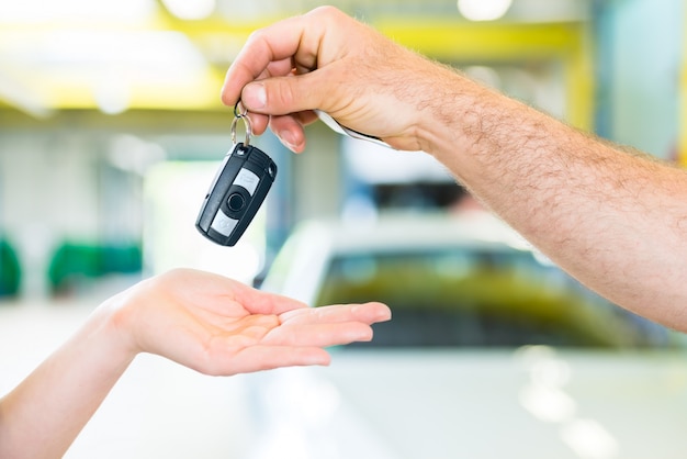 Mécanicien D'atelier Remettant La Voiture Au Client