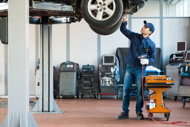 Mécanicien au travail dans son garage