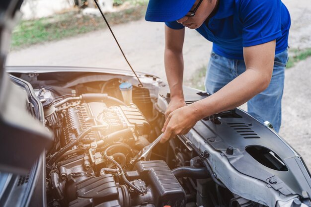 Mécanicien automobile asiatique en gros plan travaillant dans le service de réparation de garage