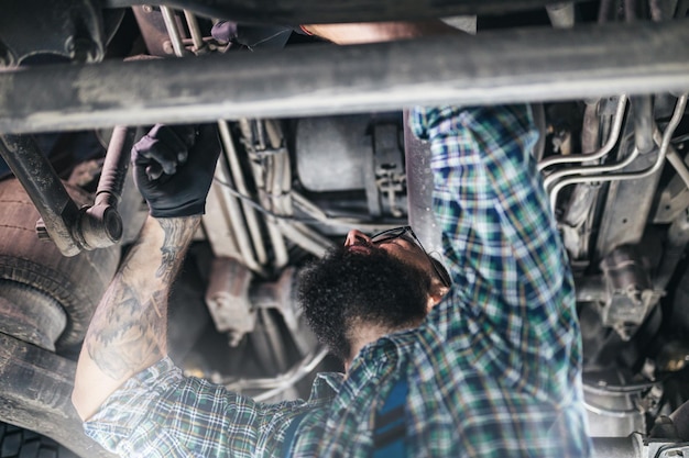 Mécanicien automobile professionnel travaillant dans le service de réparation de véhicules.