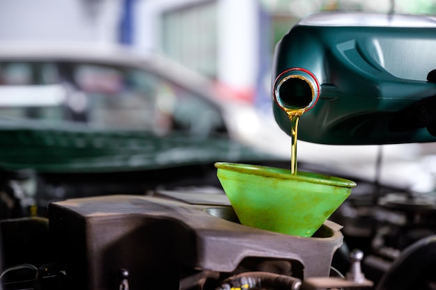 Mécanicien automobile Remplir l'huile moteur selon la période d'utilisation Maintenir la qualité d'un vieux moteur dans un garage ou un atelier de vidange