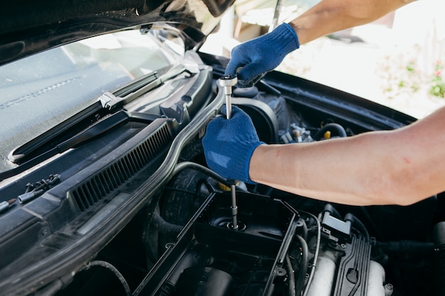 Un mécanicien automobile réparant un moteur de voiture