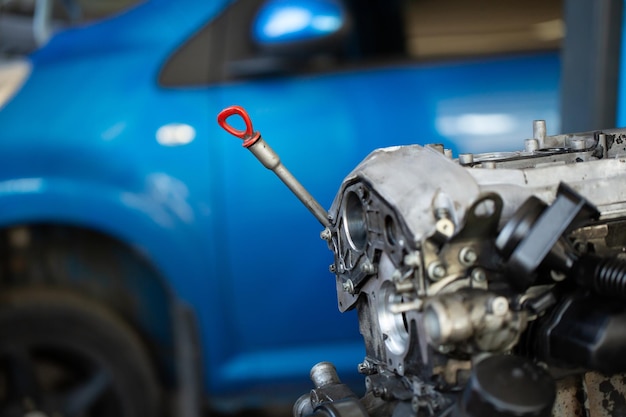 Un mécanicien automobile répare un moteur à combustion interne