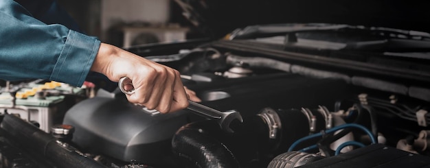 Mécanicien automobile travaillant sur le concept d'entretien de voiture de moteur de voiture