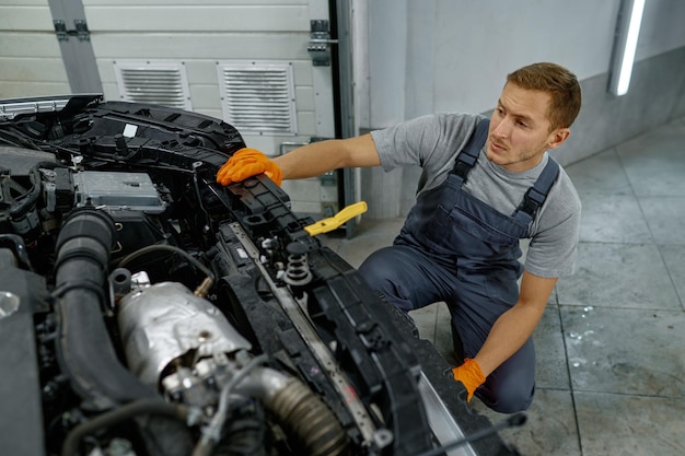 Mécanicien automobile travaillant à l'entretien des voitures