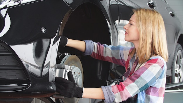 Un mécanicien automobile travaille dans son propre atelier de réparation automobile. un travail préféré, un mode de vie