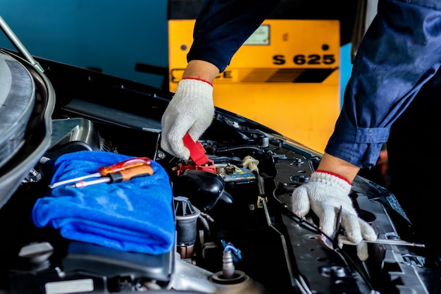 Un mécanicien automobile vérifie la capacité de la batterie du véhicule.