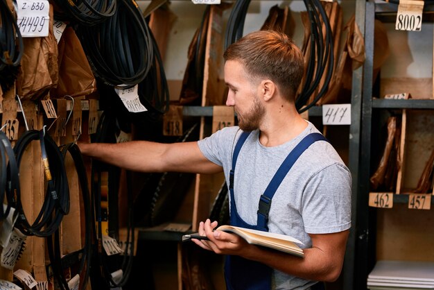 Mécanicien dans la salle de stockage