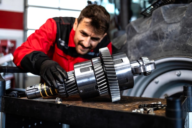 Photo mécanicien expérimenté dans l'entretien et l'inspection des transmissions de tracteurs et de machines agricoles