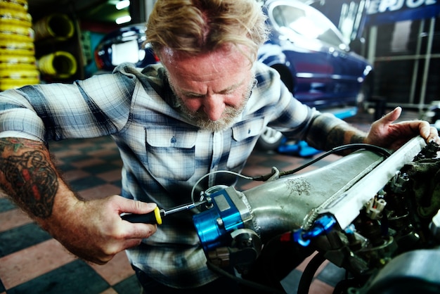 Photo un mécanicien fixant un moteur