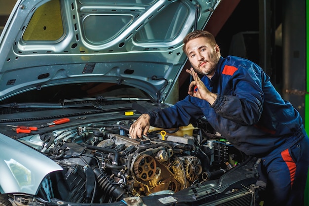 Mécanicien avec moteur de voiture de réparation de clé