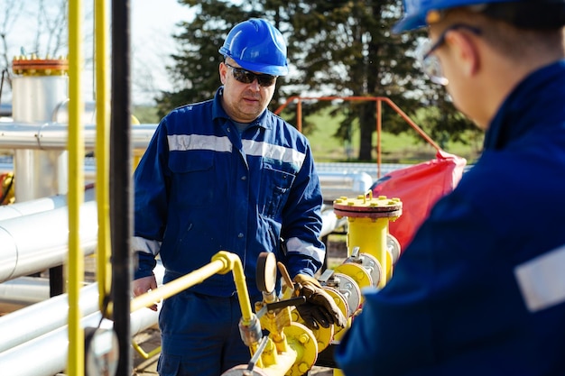 Le mécanicien opérateur production gazole gaz industrie