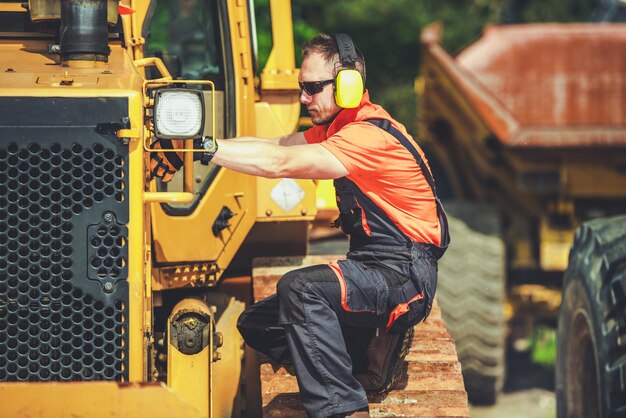 Mécanicien professionnel de machines lourdes effectuant une vérification du bulldozer