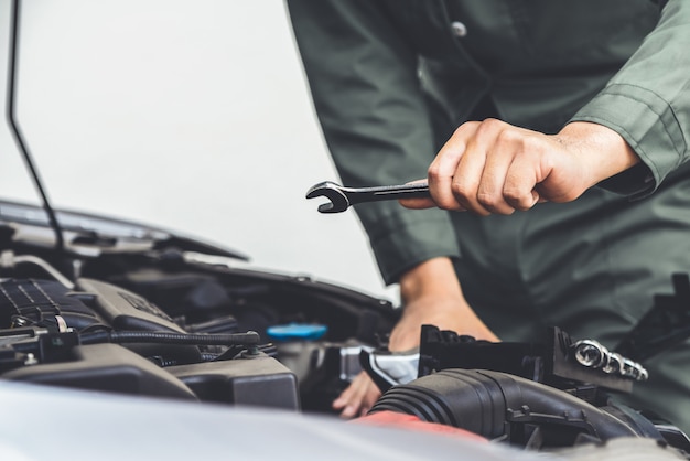 Mécanicien professionnel offrant des services de réparation et d'entretien de voitures